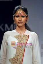 Model walk the ramp for Anand Kabra_s Show on LIFW Day1 on 18th Sep 2009 (27).JPG